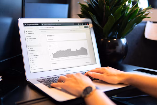 Laptop with analytics graph: SEO strategies that work in 2025